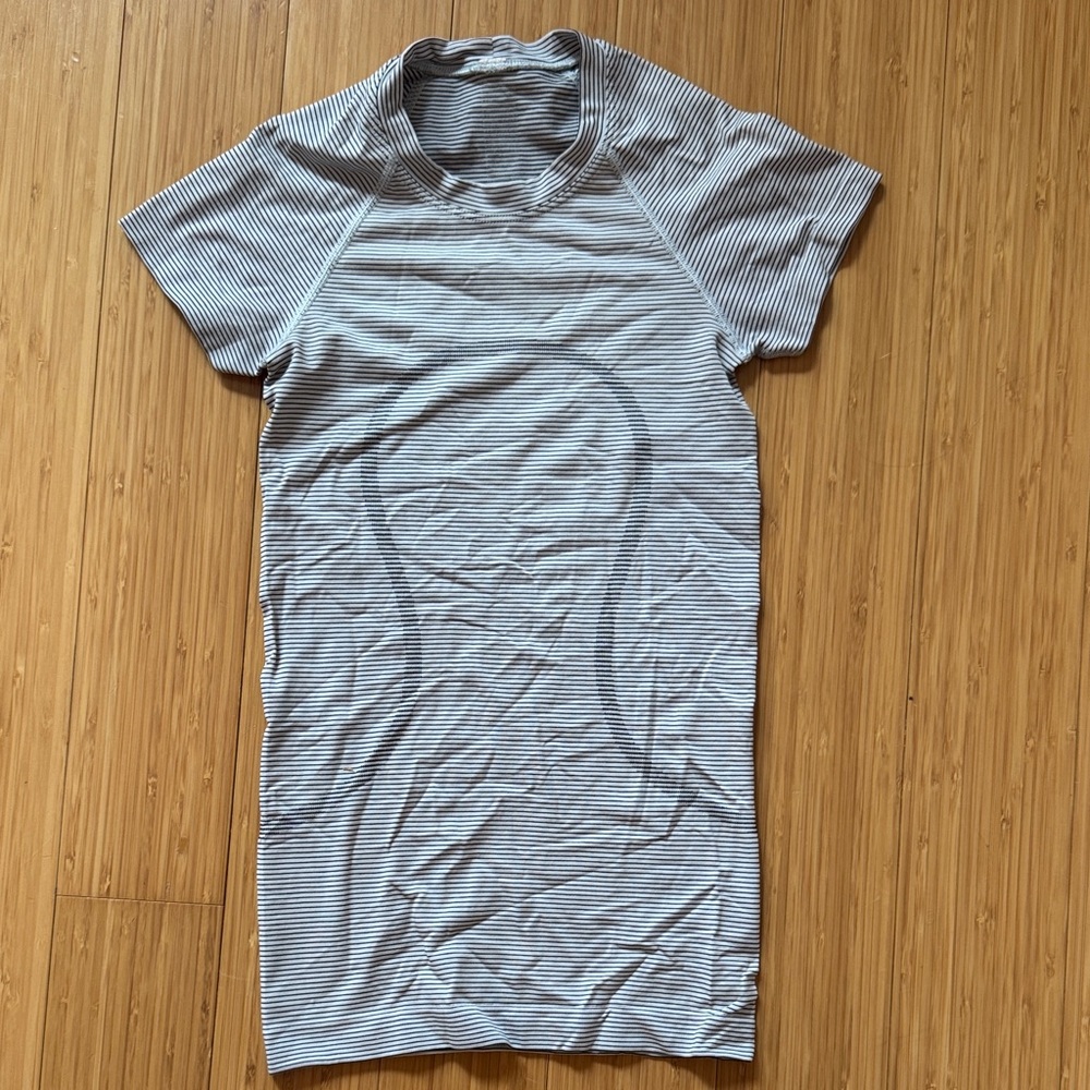 lululemon athletica white and navy striped women’s short sleeve top